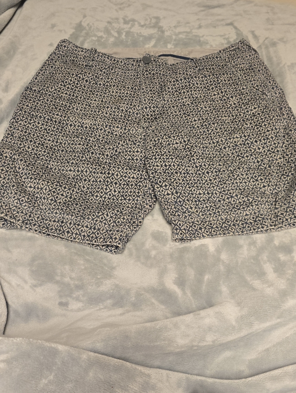 Geometric Print Elastic Waist Shorts in Navy and White